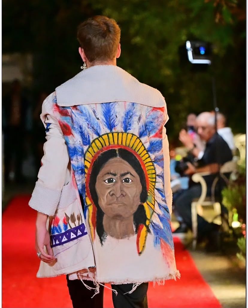 Abrigo blanco con retrato hopi pintado a mano en la espalda