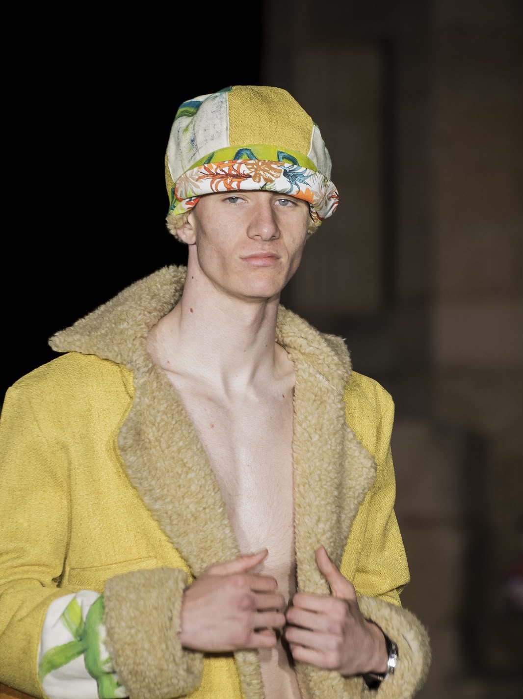 Abrigo amarillo con forro de borrego y gorro estampado a juego