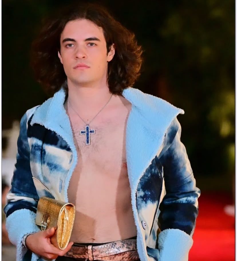 Chaqueta azul con efecto tie dye y cuello de borrego