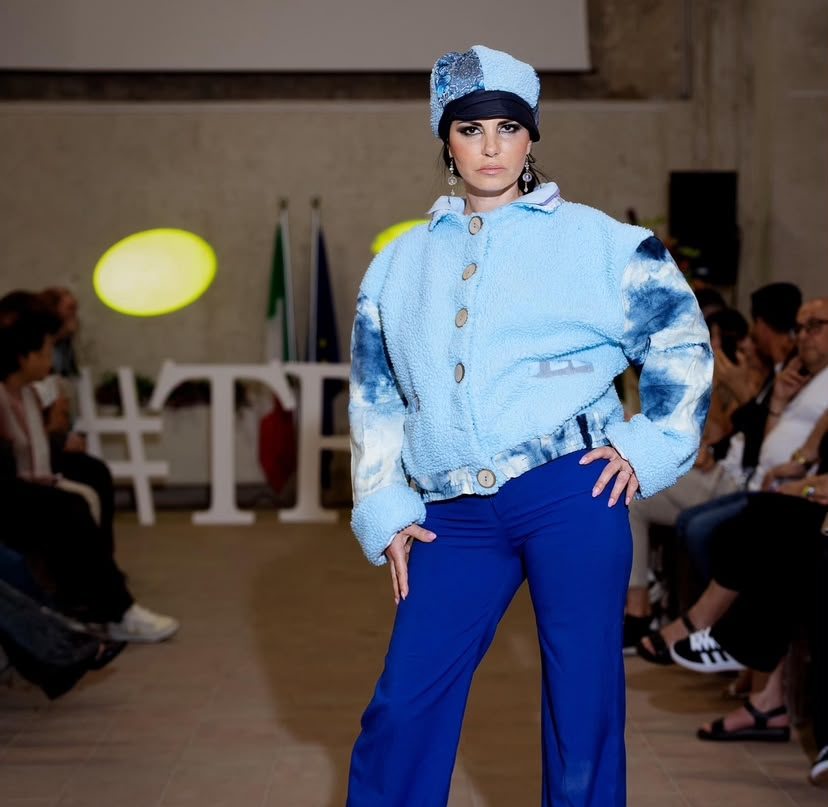 Chaqueta teddy azul y pantalón azul rey en desfile
