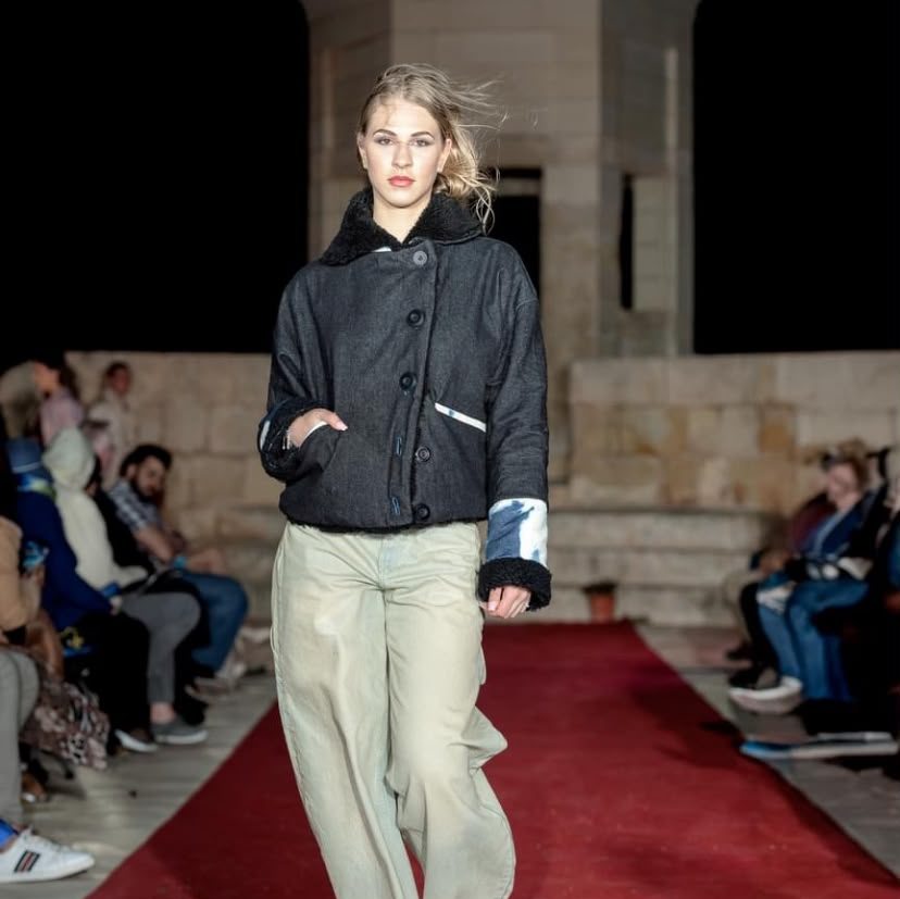 Chaqueta de denim negro con detalles pintados en pasarela